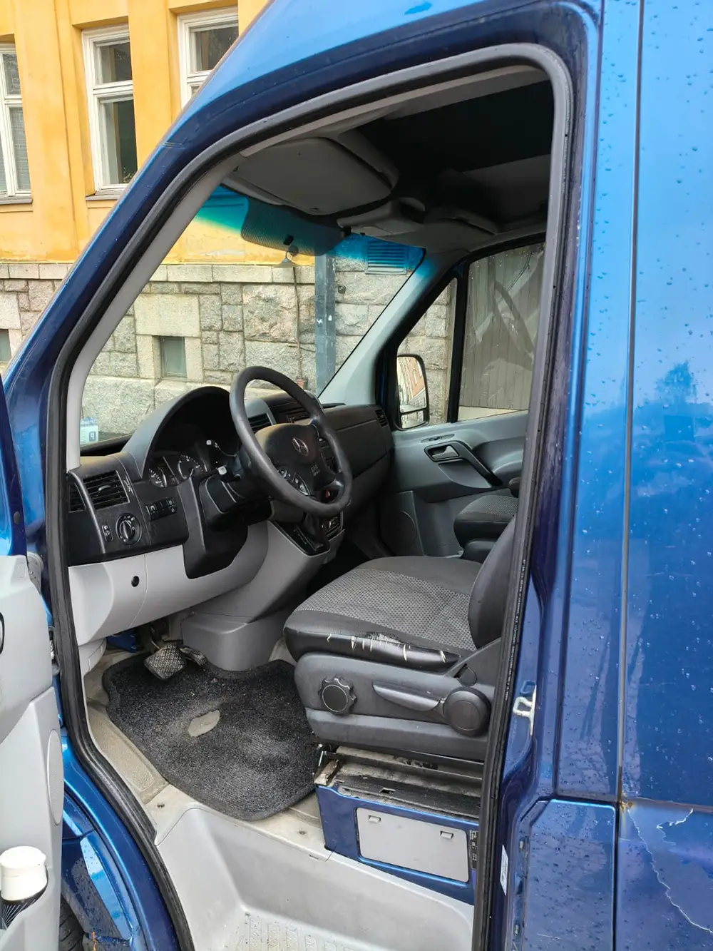 Vuokraa keikkabussi-mercedes-sininen-2 Easyrentiltä