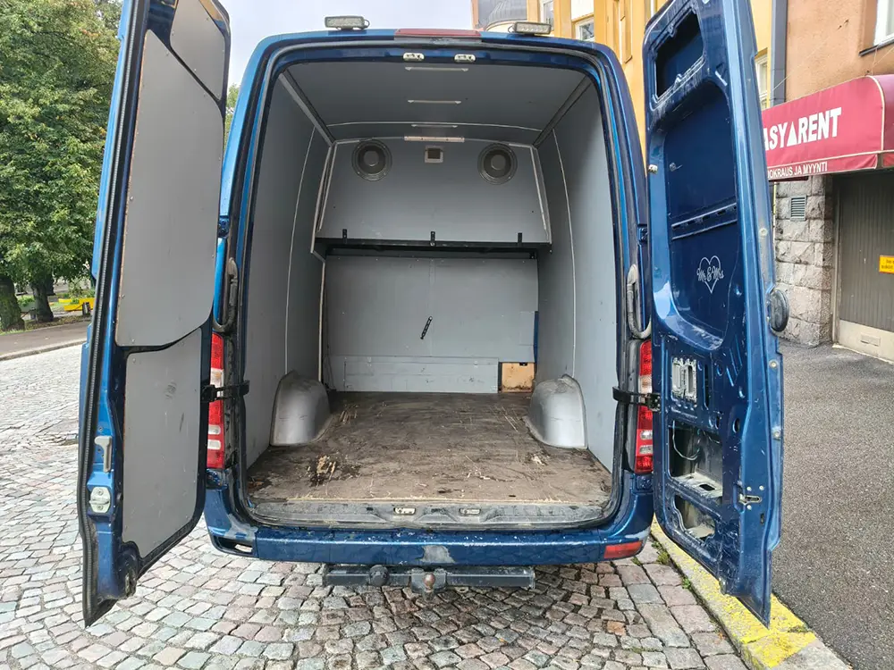 Vuokraa keikkabussi-mercedes-sininen-4 Easyrentiltä