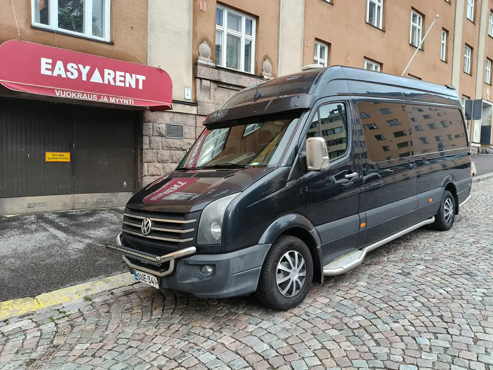Vuokraa keikkabussi-mercedes-musta-1 Easyrentiltä